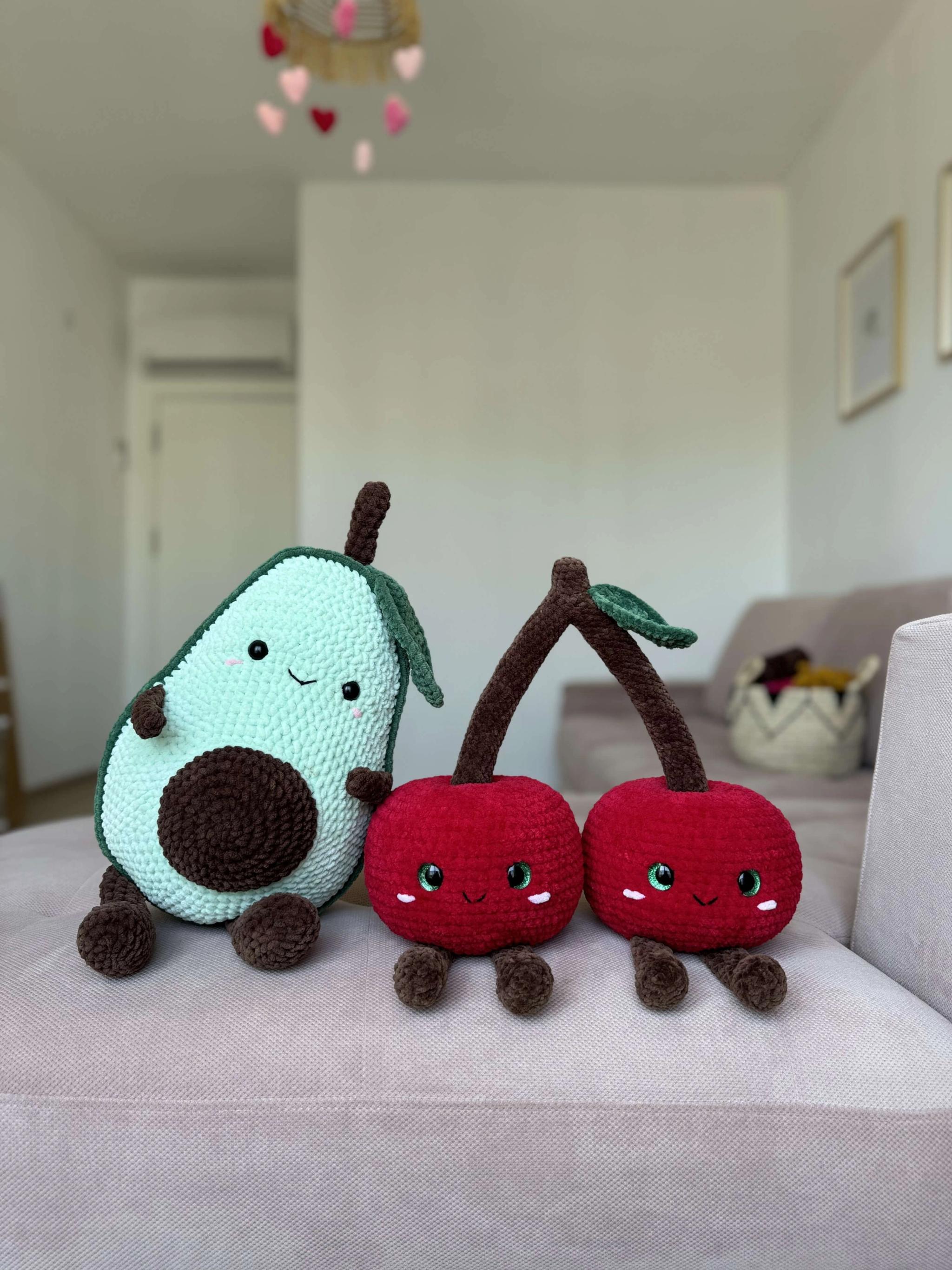 Подушка Вишня и Авокадо